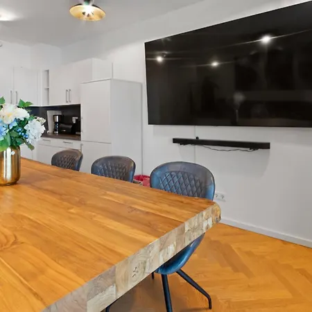 아파트 Luxus Im Zentrum Fuer 6 Personen! 3 Zimmer, Balkon, Wlan, Parkplatz