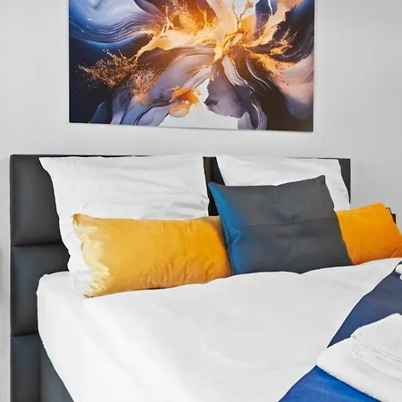 Apartment Luxus Im Zentrum Fuer 6 Personen! 3 Zimmer, Balkon, Wlan, Parkplatz *