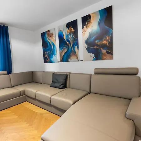 Apartment Luxus Im Zentrum Fuer 6 Personen! 3 Zimmer, Balkon, Wlan, Parkplatz