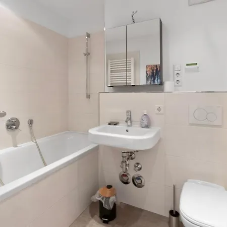 Luxus Im Zentrum Fuer 6 Personen! 3 Zimmer, Balkon, Wlan, Parkplatz Apartment *