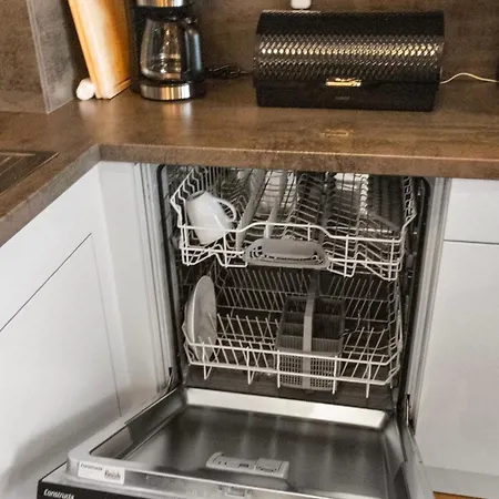 Apartment Luxus Im Zentrum Fuer 6 Personen! 3 Zimmer, Balkon, Wlan, Parkplatz *