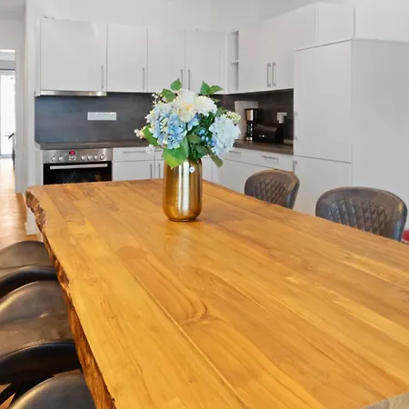 Luxus Im Zentrum Fuer 6 Personen! 3 Zimmer, Balkon, Wlan, Parkplatz Appartement *