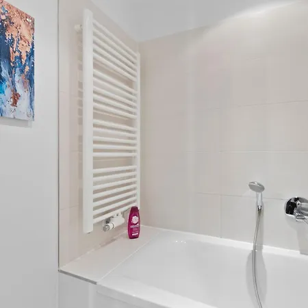 Apartamento Luxus Im Zentrum Für 6 Personen! 3 Zimmer, Balkon, Wlan, Parkplatz Dresde