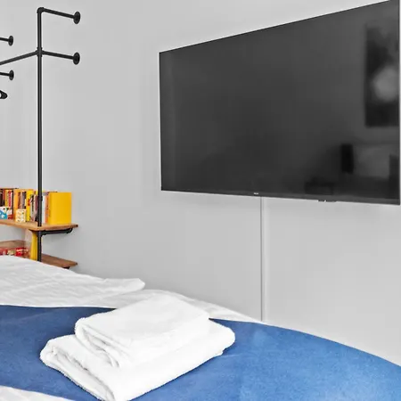 Luxus Im Zentrum Fuer 6 Personen! 3 Zimmer, Balkon, Wlan, Parkplatz Appartement